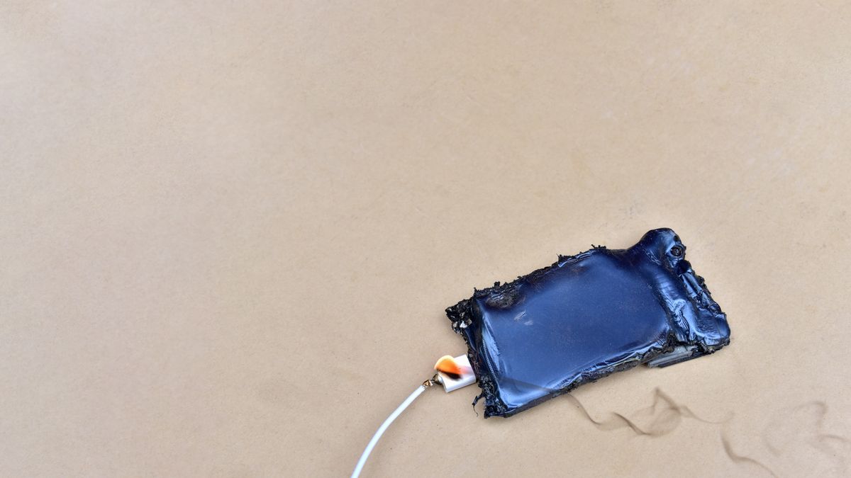 Samozapłon smartfona. To bardziej wynik fatalnej jakości ładowarki niż upału, jednak elektronika źle znosi wysokie temperatury