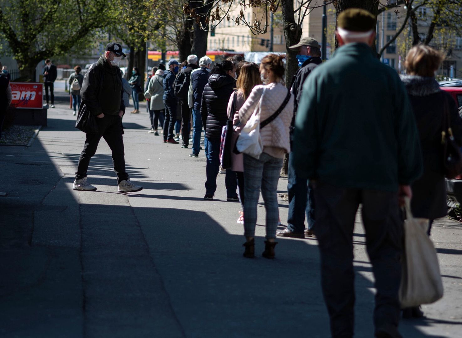 Majówka w dobie koronawirusa. Polacy nie rezygnują z grillowania i tłumnie ruszyli do sklepów