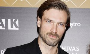 "Zostawił moją mamę". Szczerze mówi o ojcu biologicznym