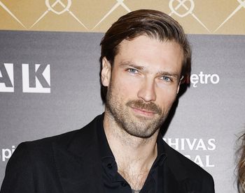 "Zostawił moją mamę". Szczerze mówi o ojcu biologicznym