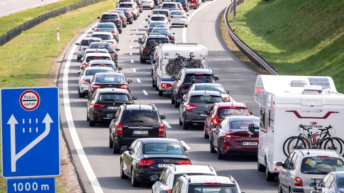 korki na A1
Tytus �mijewski
Amber One, autostrada A1, autostrada bursztynowa, d�ugi weekend, d�ugi weekend majowy, du�e nat�enie ruchu, gmina Lubicz Dolny, kolejka, korek, korki, lubicz, maj�wka, powroty, powr�t, punkt poboru op�at, samochodowy, samochody, sznur, sznur samochod�w, weekend majowy, w�ze� lubicz, wypoczynek, zjazd