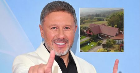 Andrzej Piaseczny i jego różowy dom. Jak urządził się na wsi? (ZDJĘCIA)
