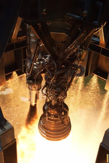 Testy silnika Merlin. Turbo-pompa widoczna jest po lewej stronie (Fot. SpaceX)