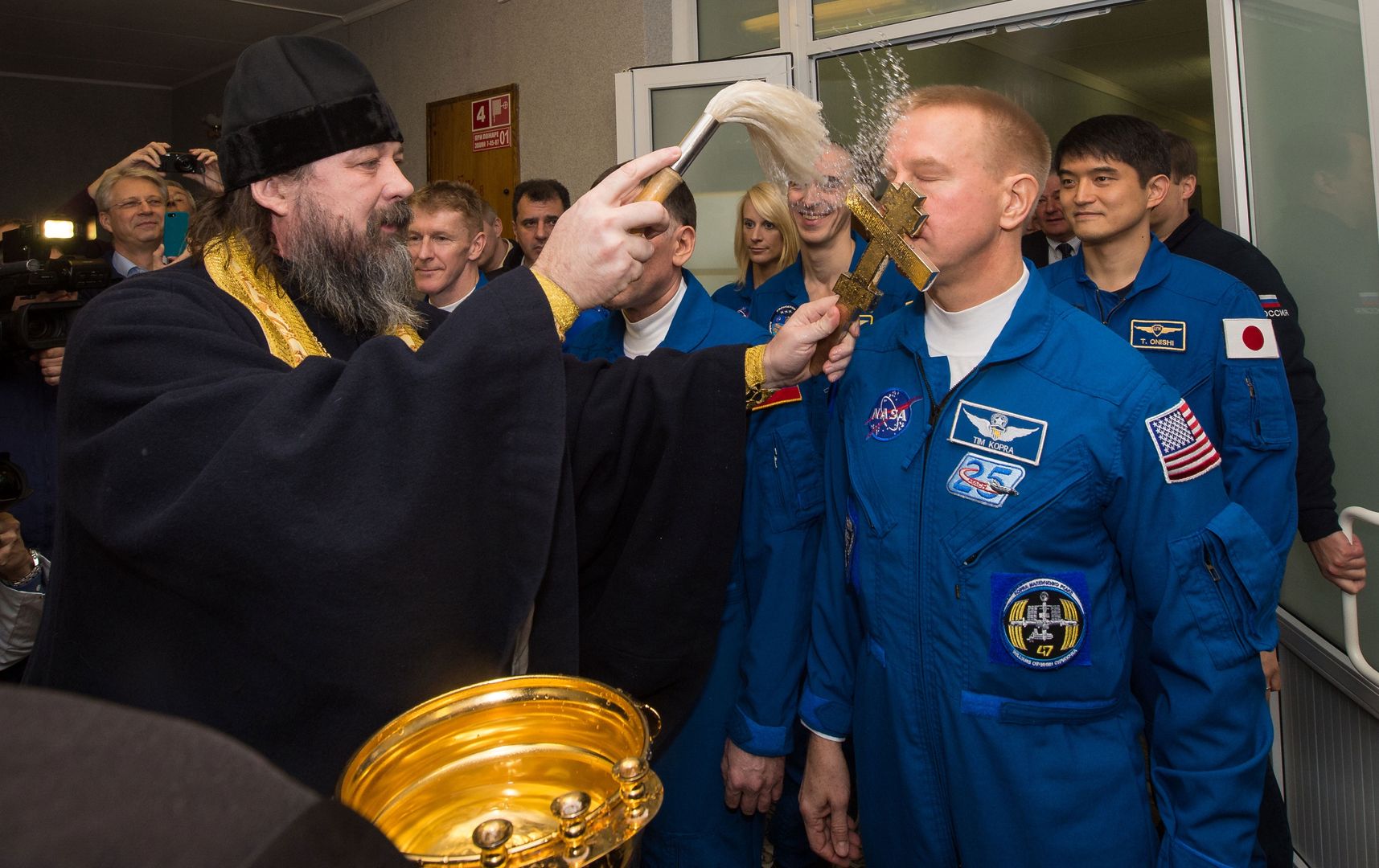 Święcona woda ma zapewnić kosmicznym podróżnikom szczęśliwy lot