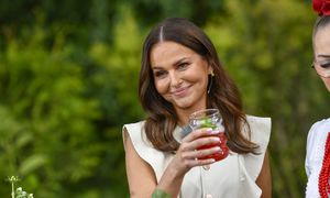 Sukienka boho w błękitnym odcieniu. Paulina Sykut-Jeżyna zachwyca