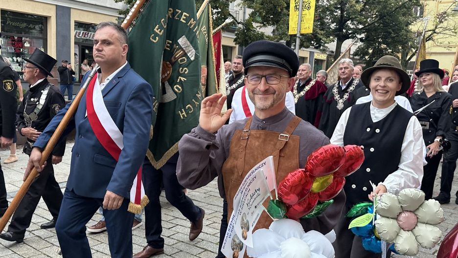 Bazar rzemieślniczy rozpoczęty paradą z orkiestrą w Kielcach
