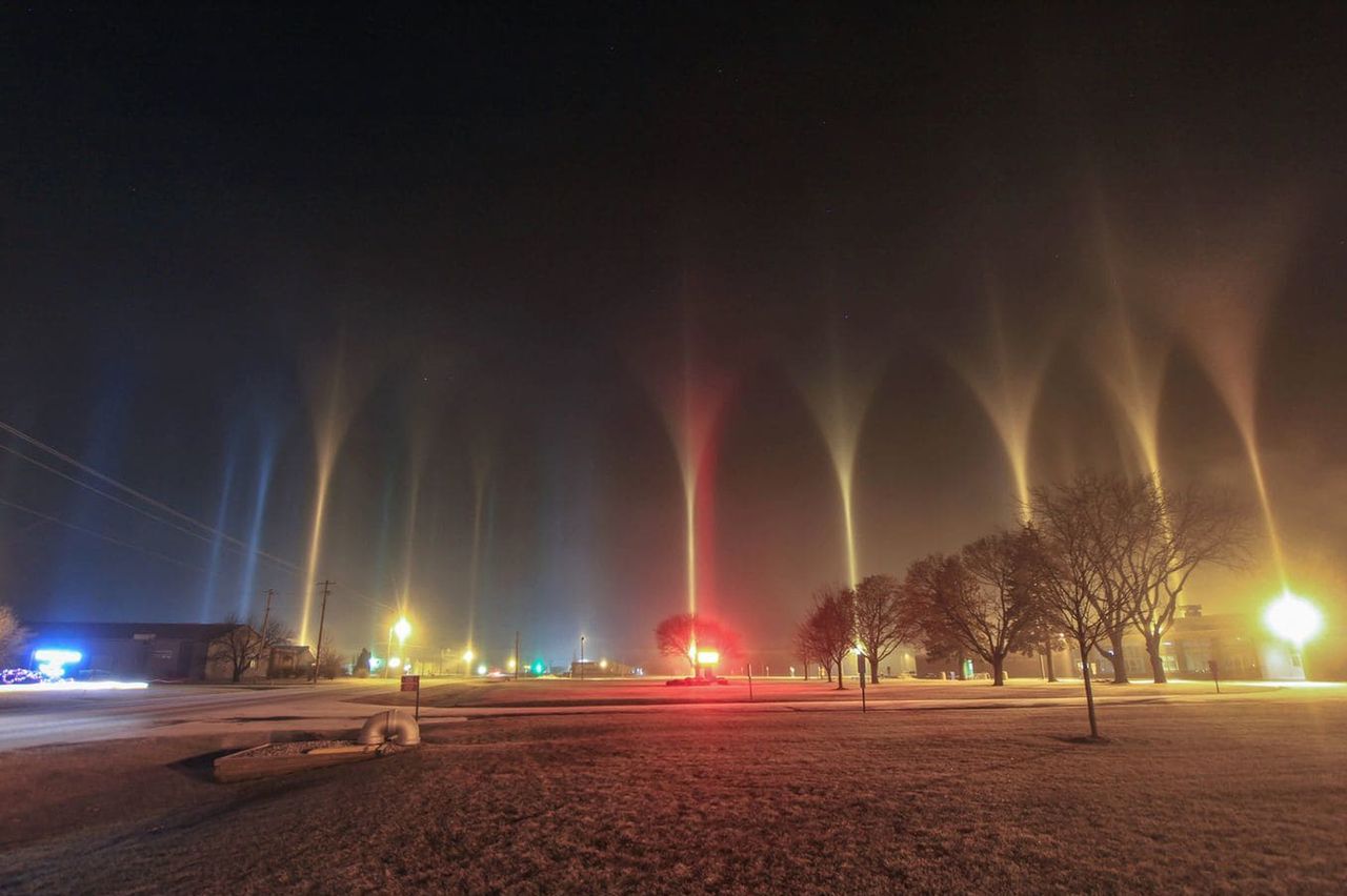 Słupy światła podczas lodowej mgły - to rzadkie zjawisko jest przepiękne