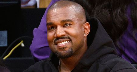 Kanye West na Paris Fashion Week. Na bluzie miał wizerunek Polaka