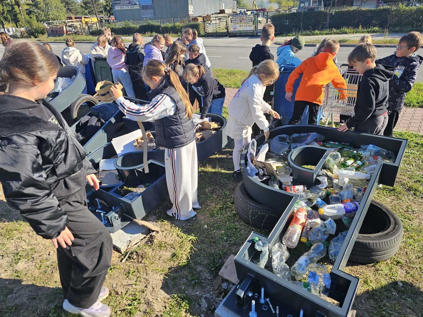 PSZOK w Ostrowcu Świętokrzyskim zyskał wyjątkową ozdobę w duchu recyklingu