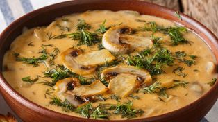 Dosypuję łyżeczkę do pieczarek. Sos ma głęboki kolor i jeszcze lepszy smak