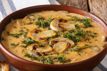 Dosypuję łyżeczkę do pieczarek. Sos ma głęboki kolor i jeszcze lepszy smak