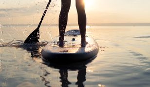 Dziecko i 50-latek weszli do wody i zniknęli. Trwa akcja służb