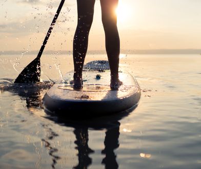 Dziecko i 50-latek weszli do wody i zniknęli. Trwa akcja służb