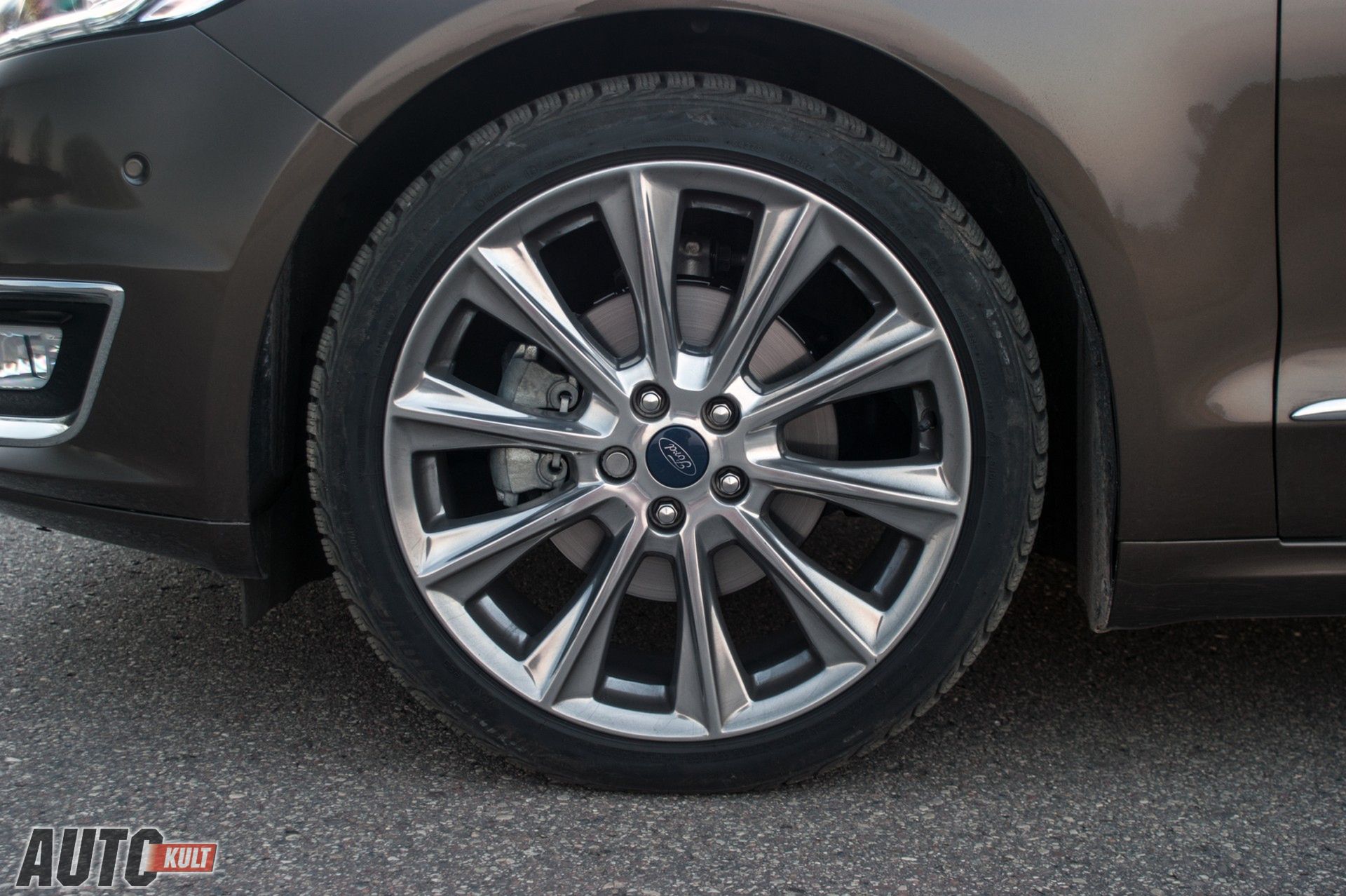 Adaptacyjne zawieszenie Mondeo Vignale redukuje wpływ dużych obręczy kół na komfort jazdy.