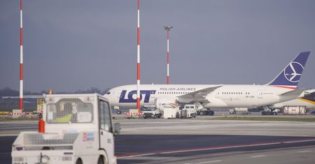 Warszawa. Nieplanowane lądowanie na Okęciu. W samolocie wykryto usterkę