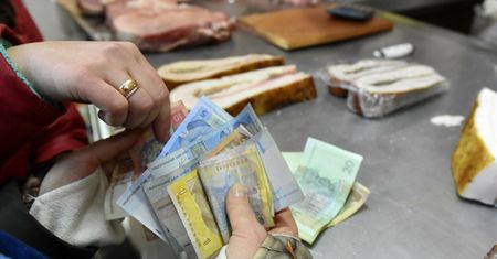 Wojna na Ukrainie. W Kijowie zakorkowane ulice, kolejki na stacjach, ludzie wykupują żywność