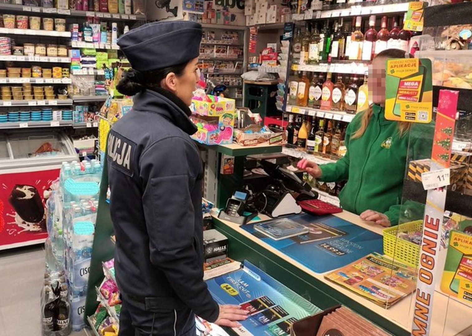 Policjanci chodzą od sklepu do sklepu. Nowe przepisy weszły w życie