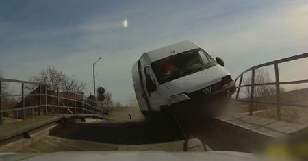 Chwile grozy na moście koło Elbląga. Widział jadące wprost na niego auto