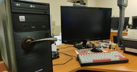 Uruchamia komputer klamką. Zaskakujący pomysł gracza