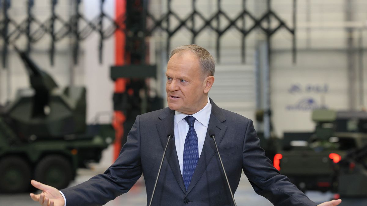 Kobyłka, 30.01.2026. Premier Donald Tusk podczas uroczystości podpisania umowy z konsorcjum firm w składzie: Polska Grupa Zbrojeniowa i Kongsberg Defence & Aerospace na dostawę systemów przeciwlotniczych z możliwością zwalczania bezzałogowych statków powietrznych (San), 30 bm. w zakładach spółki PIT-RADWAR w podwarszawskiej Kobyłce. (jm) PAP/Paweł Supernak