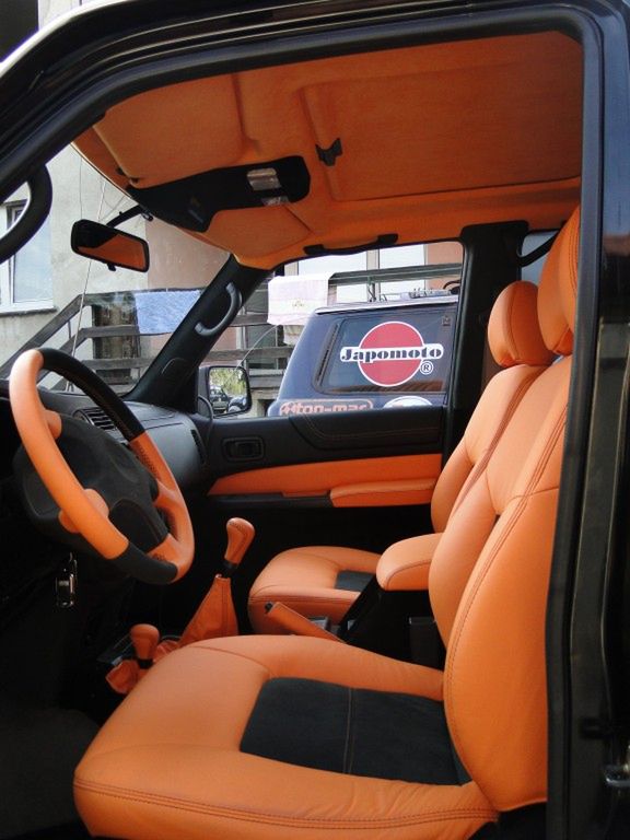 Mieszki, dźwignia hamulca ręcznego oraz wiele innych elementów to dzieło firmy Car Design. Cała deska rozdzielcza została obszyta skórą.