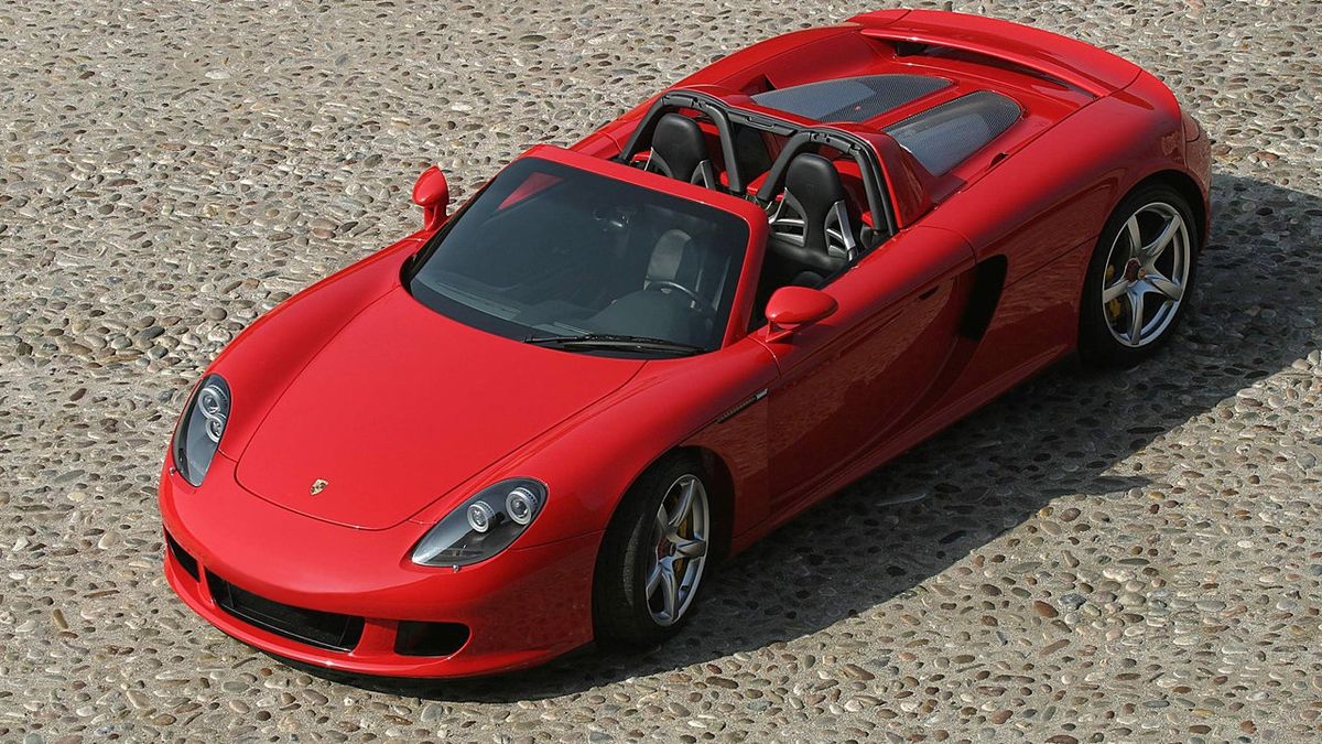 Jednym z porzuconych aut jest czerwona carrera gt.