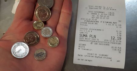 Czytelnik alarmuje: Samoobsługowe kasy w Tesco źle wydają