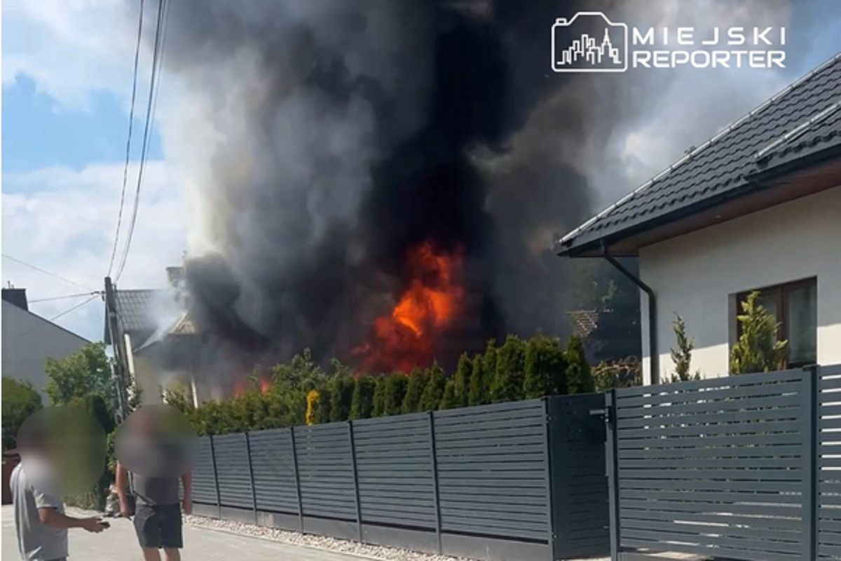Ogromny pożar domu pod Warszawą. 10 zastępów straży pożarnej