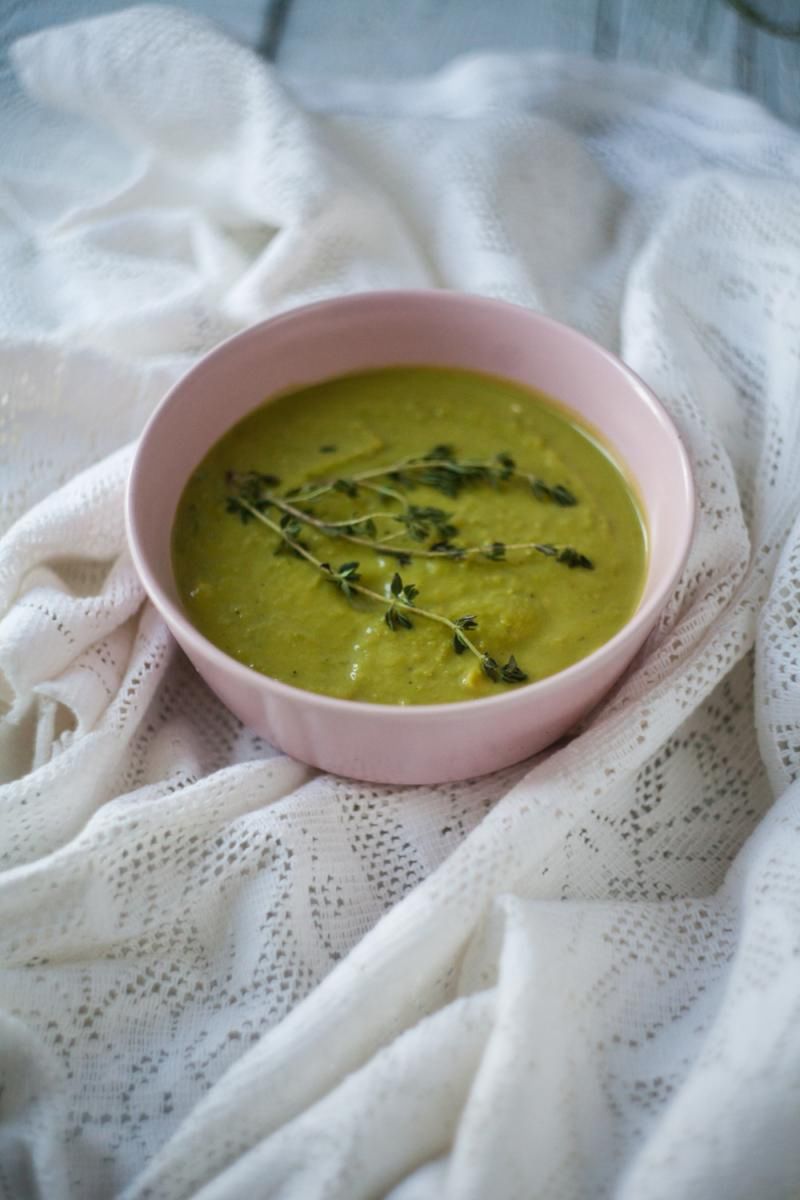 Krem z zielonego groszku. Przepis z książki "Jedz zielone"