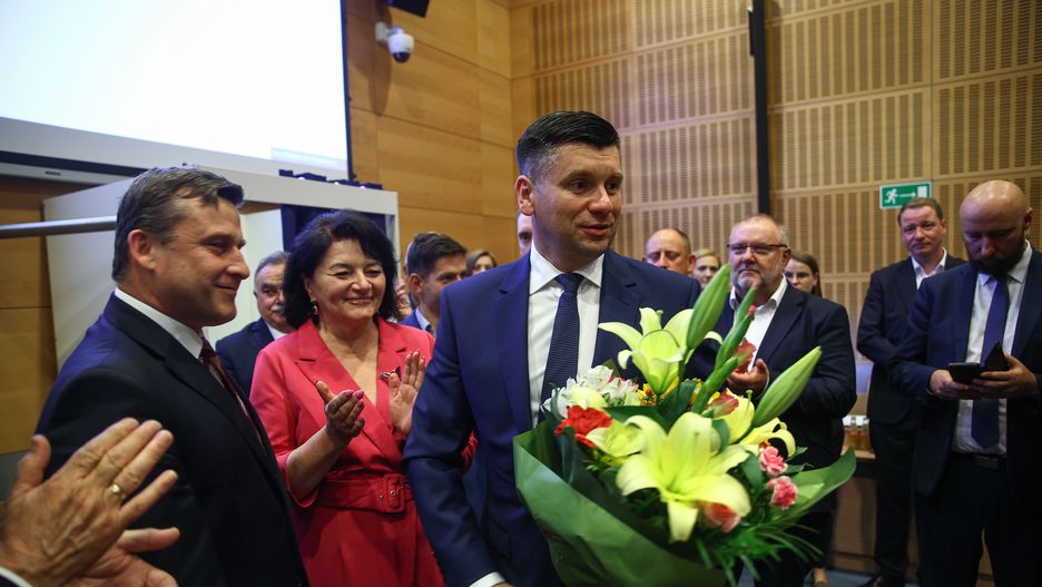�ukasz Sm�ka
Krak�w, 04.07.2024. Polityk PiS �ukasz Sm�ka (C) podczas nadzwyczajnej sesji Sejmiku Wojew�dztwa Ma�opolskiego, 4 bm. w Krakowie. �ukasz Sm�ka (PiS) zosta� wybrany nowym marsza�kiem wojew�dztwa ma�opolskiego. (mr) PAP/�ukasz G�gulski
�ukasz G�gulski
7, 7., III, marsza�ka, polityk, polityka, sejmik ma�opolski, sesja sejmiku Wojew�dztwa Ma�opolskiego, Urz�d Marsza�kowski, VII, w krakowie, wybory