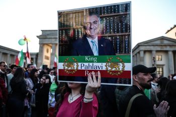 Poprowadzi zmianę władzy? Syn obalonego szacha jest gotowy