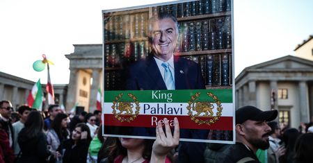 Poprowadzi zmianę władzy? Syn obalonego szacha jest gotowy