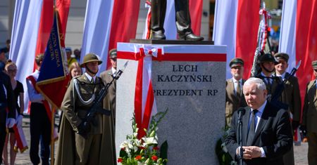 Prezes odsłonił pomnik brata. Gwizdy na uroczystościach w Tarnowie