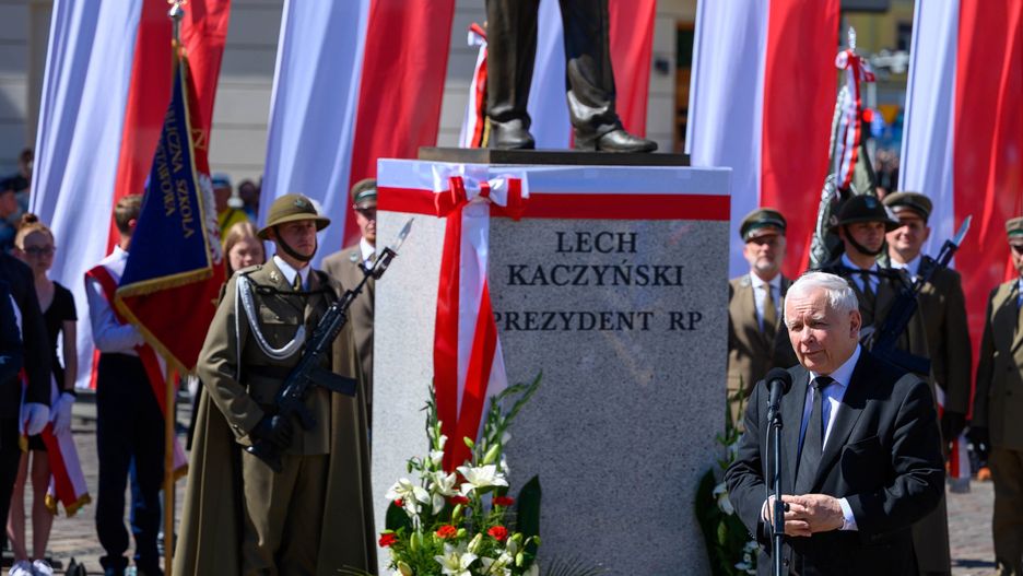 Tarnów, 18.06.2022. Wicepremier, prezes PiS Jarosław Kaczyński (P) podczas uroczystego odsłonięcia pomnika prezydenta Lecha Kaczyńskiego, 18 bm. w Tarnowie. (amb) PAP/Paweł Topolski