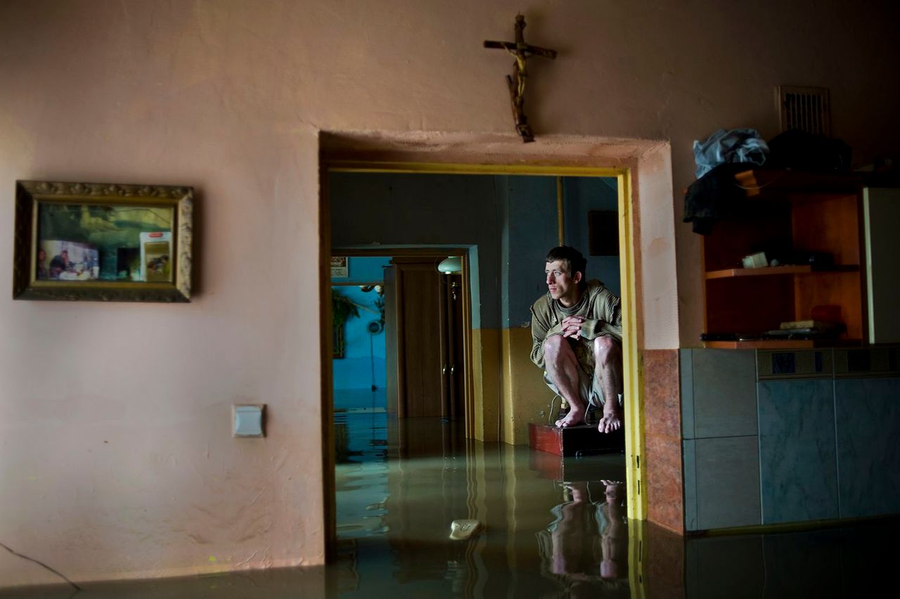 Poruszające zdjęcie z powodzi, dwukrotnie nagrodzone Grand Press Photo. Poznaj jego historię