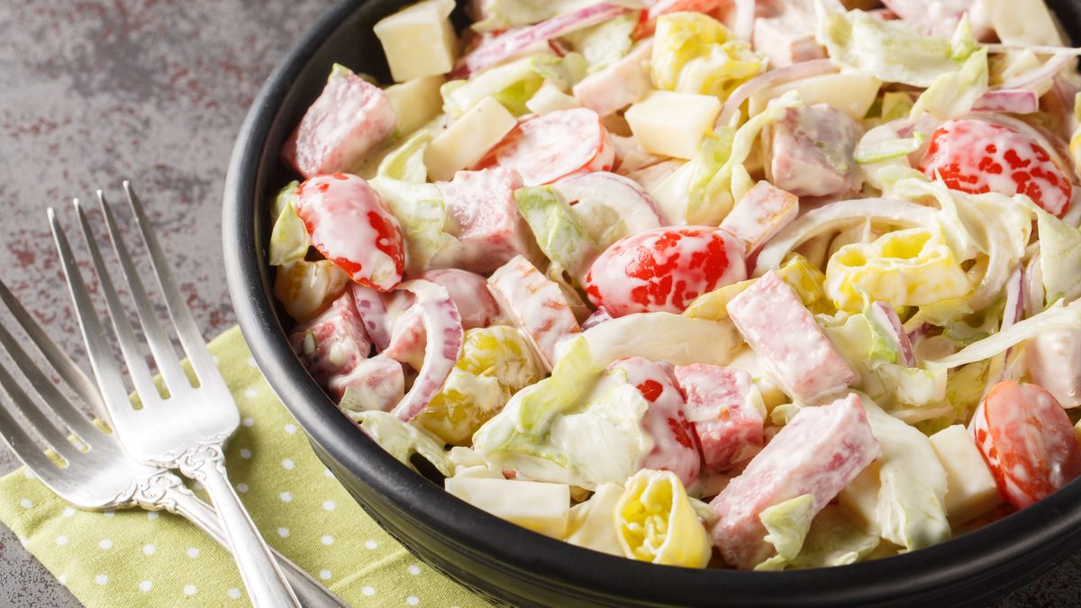 Taka sałatka jest niezwykle sycąca.