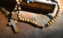 Różaniec online i w TV. Gdzie transmisja?