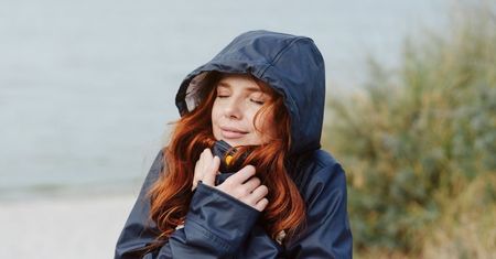 Anorak – praktyczna kurtka damska, która nie wychodzi ze sportowej mody. Dlaczego warto ją mieć?