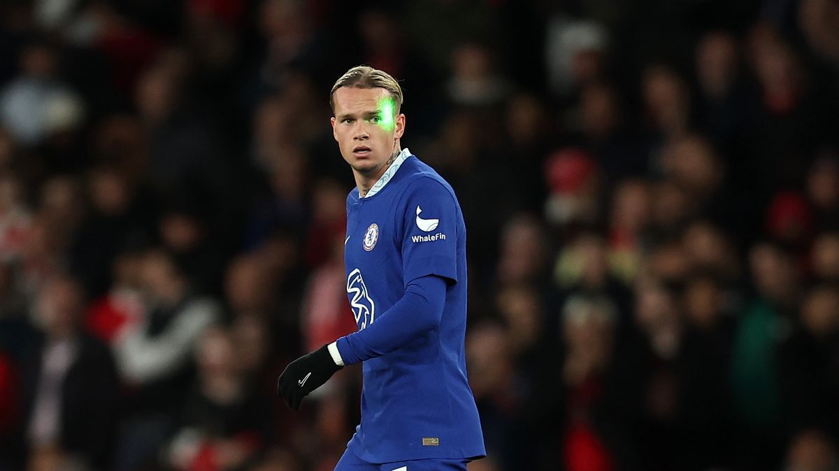 Jeden z kibiców świecił w oczy Mychajło Mudryka laserem