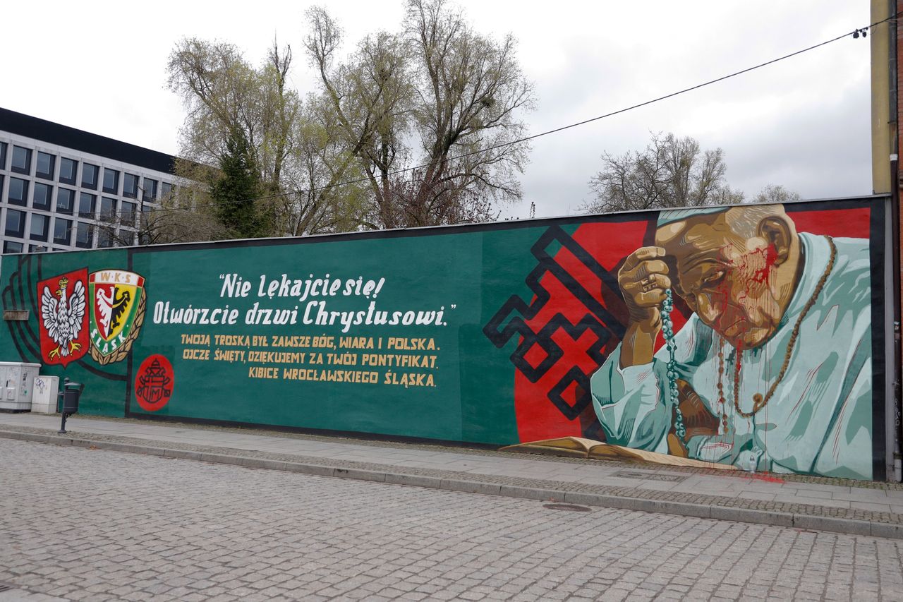 Zniszczony mural Jana Pawła II we Wrocławiu
