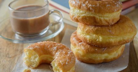 Kawa i pączki? Eksperci wyjaśniają, dlaczego smakują tak dobrze