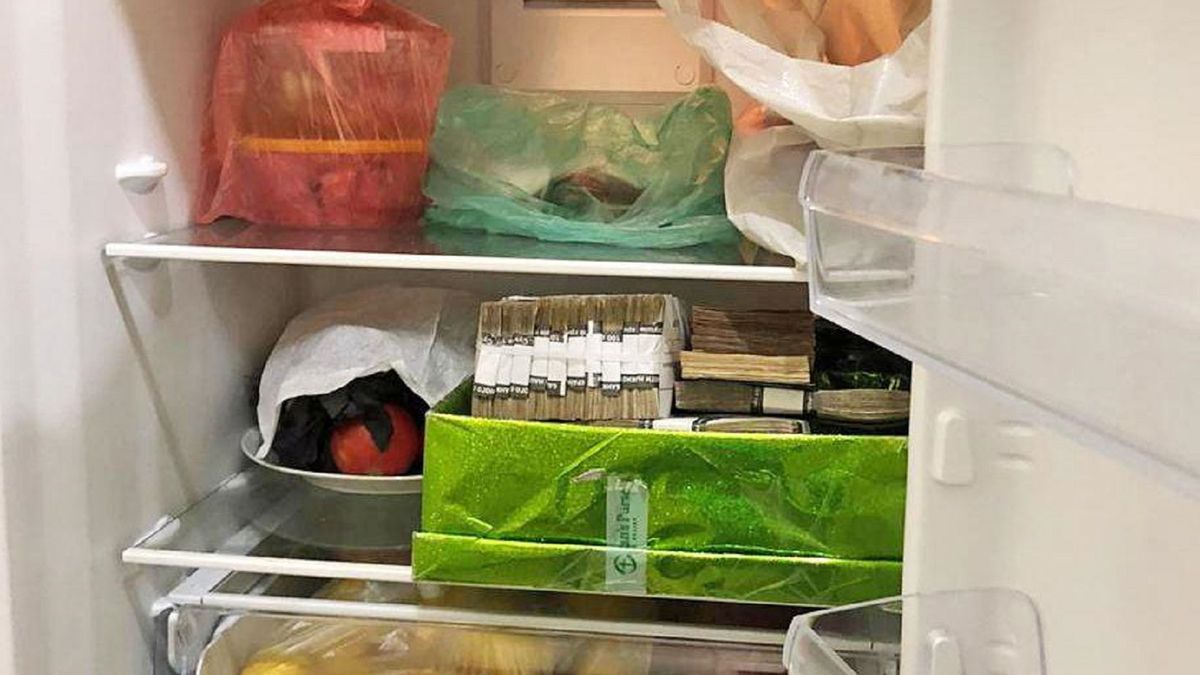 Śledczy znaleźli ponad milion hrywien schowanych w lodówce