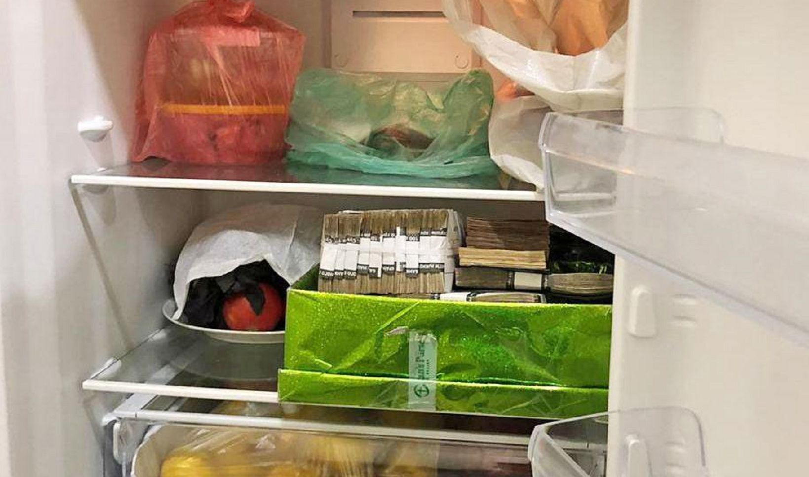 Śledczy znaleźli ponad milion hrywien schowanych w lodówce