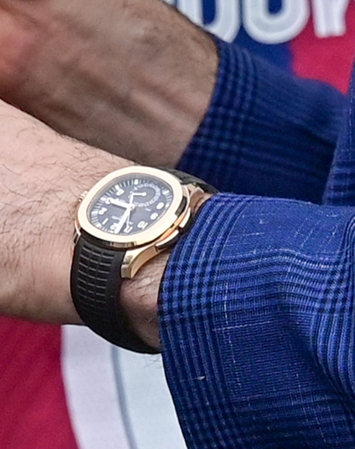 Wystrojeni piłkarze szpanują markowymi dodatkami na zgrupowaniu