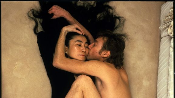 John Lennon i Yoko Ono - ostatni pocałunek uchwycony przez Annie Leibovitz 1