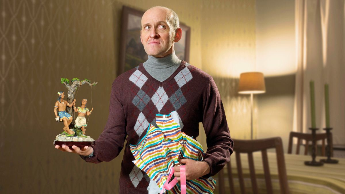 Mężczyzna z figurką w ręku