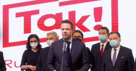 Wszystkie ruchy Trzaskowskiego. Gubią się w tym nawet politycy PO