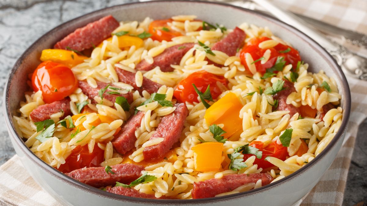 Przepis na pyszną sałatkę na ciepło z makaronem orzo