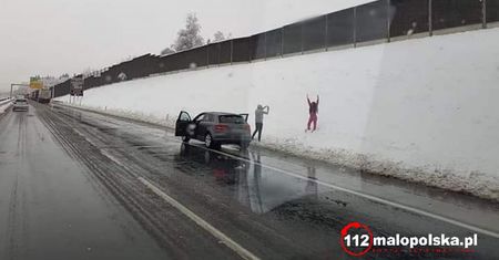 Sesja w śniegu na autostradzie. Kierowcy przecierali oczy ze zdumienia
