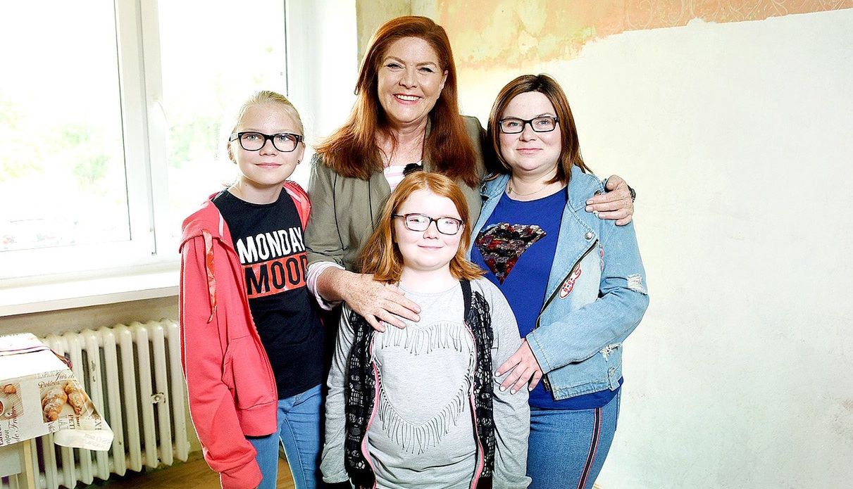 Katarzyna Dowbor z bohaterkami 148. odcinka programu "Nasz nowy dom"